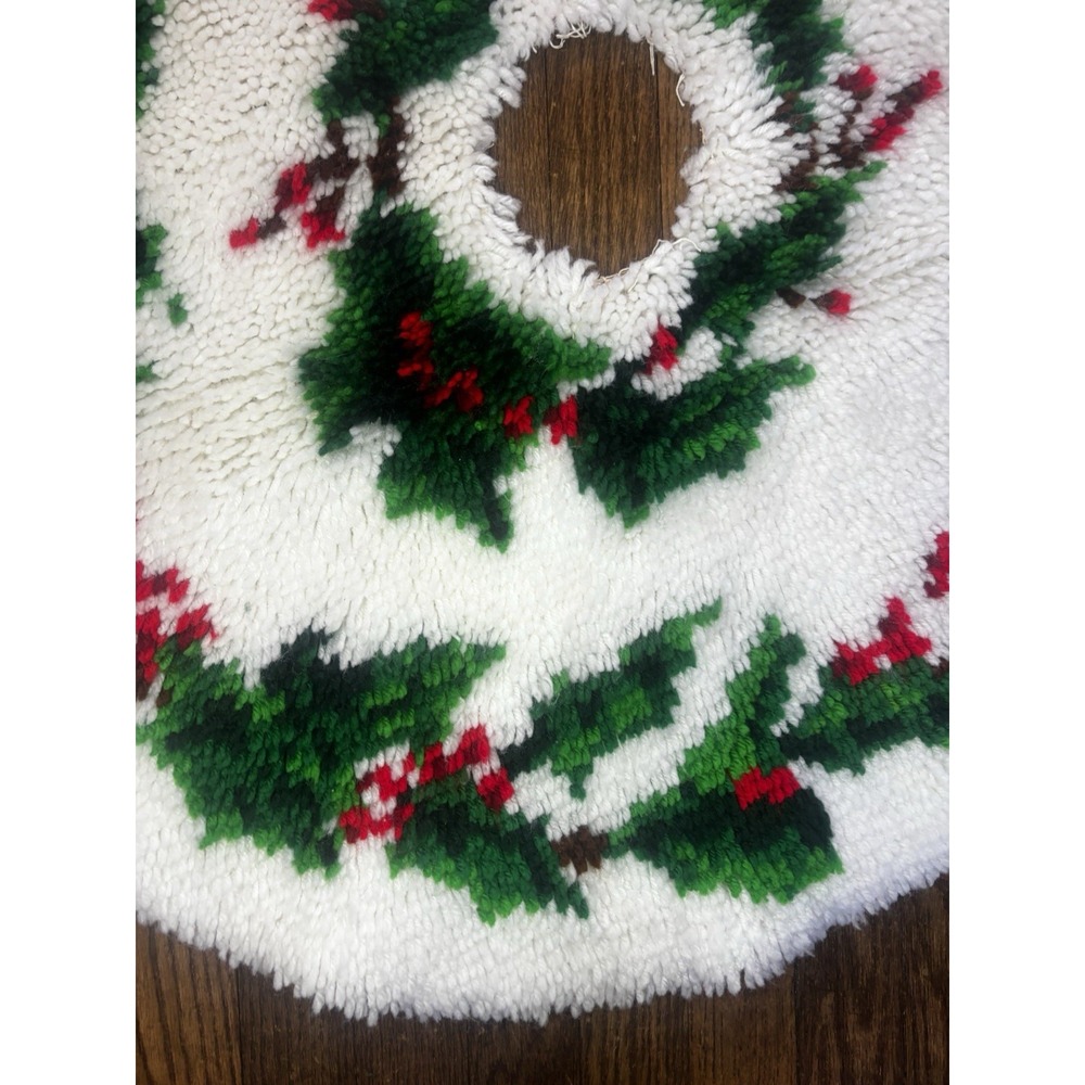 🎄Christmas Tree Skirt Handmade Latch Hook Poinsettias Yarn 32" Round Finished - Picture 2 of 8